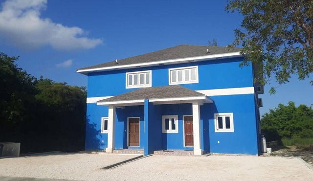 Cozy 2-bedroom townhome in lovely gated community in Nassau with WiFi and AC.