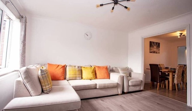 Cozy 3-Bedroom Home in Luton