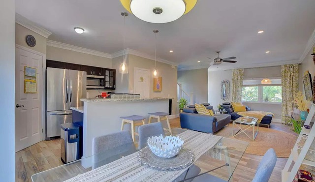 Cozy Condo Near Beach, Restaurants, Shops, Airport