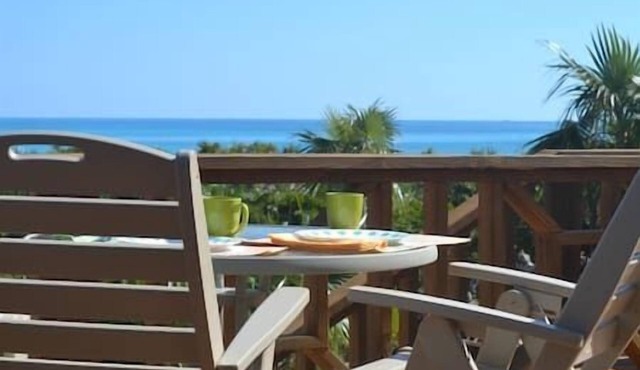 Cozy Cottage with beautiful Ocean Views! Minutes to TOC!
