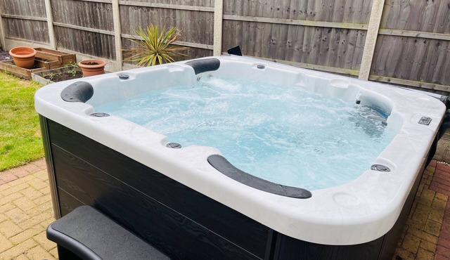 Cozy Derby 4 Bed, sleeps 7, Hot Tub & Games Room