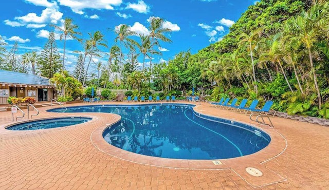 Cozy Molokai Getaway with Pool, Hot Tub & Private Washer/Dryer