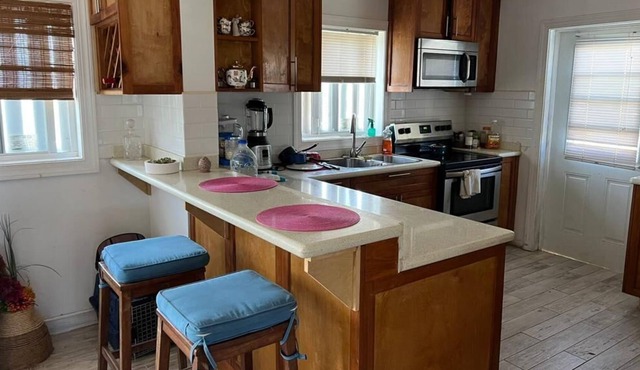 Cozy Ocean View Cottage near Beach (2 minute walk to beach)