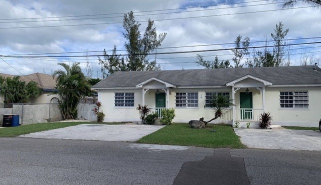 Cozy one bedroom 5 minutes from the beach