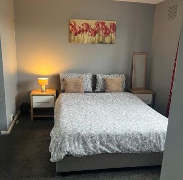 Cozy Private Double Room with Workspace & Garden View