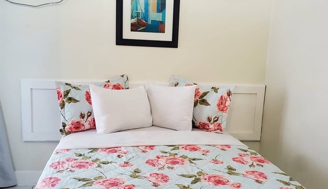 Cozy Queen Hideaway