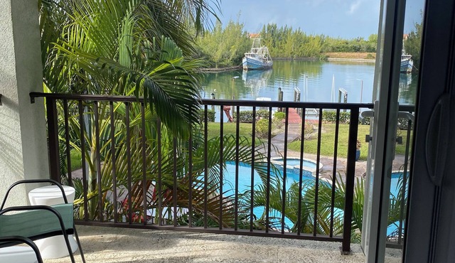 Cozy studio across the street from beach with AC, WiFi
