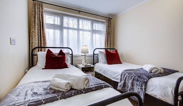 Cozy twin bed Studio- North London- free parking