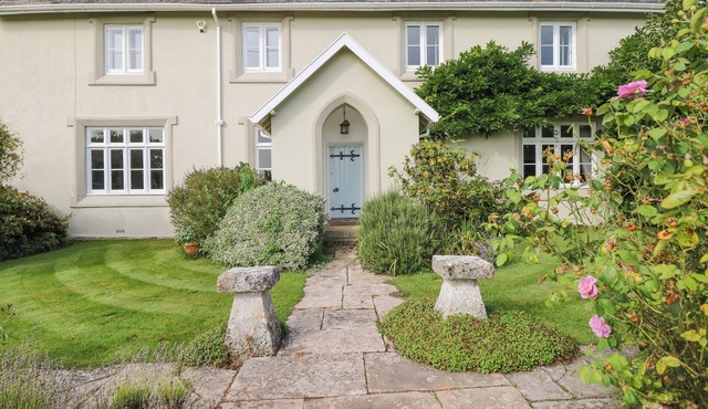 CRABLAKE FARMHOUSE, pet friendly, with open fire in Exminster