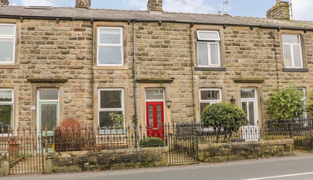 CRAG VIEW COTTAGE, pet friendly, character holiday cottage in Embsay