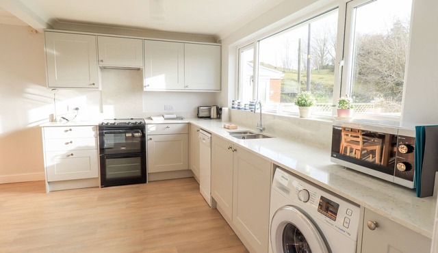 CRAG VIEW, family friendly, with open fire in Underbarrow