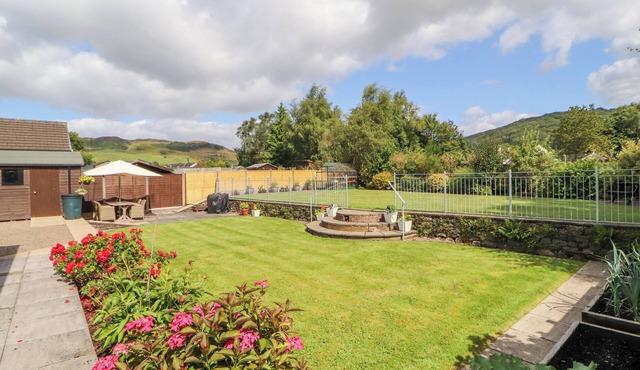 CRAGGY VIEW, pet friendly, with a garden in Staveley