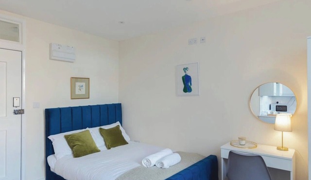 Crendon House Cosy Studio - Sleeps 2 & Kitchen