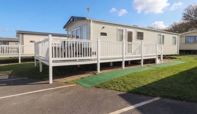 CRESSWELL TOWERS, pet friendly, country holiday cottage in Cresswell
