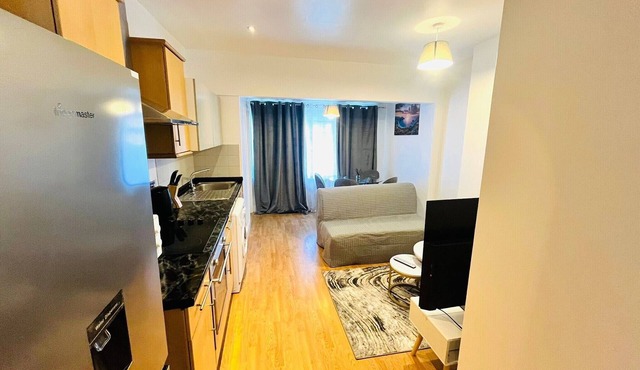 Crew House near M27 Corridor Onsite Parking