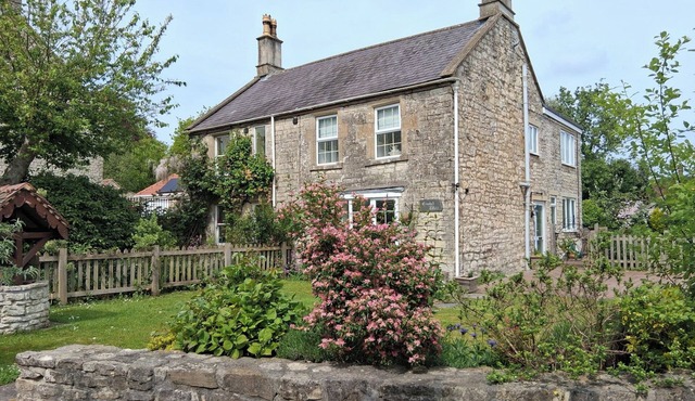 CROOKED WELL, family friendly, character holiday cottage in Timsbury