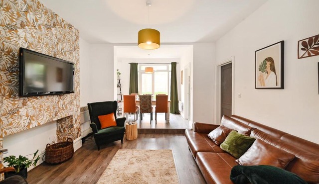Croydon, victorian garden maisonette, free parking, Gatwick accessible