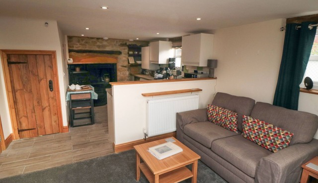 CRUMBLE'S HIDEAWAY, pet friendly, with open fire in Kirkbymoorside