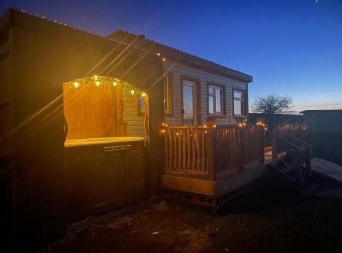 Cuddles & Bubbles Cozy Cabin with jacuzzi spa hot tub