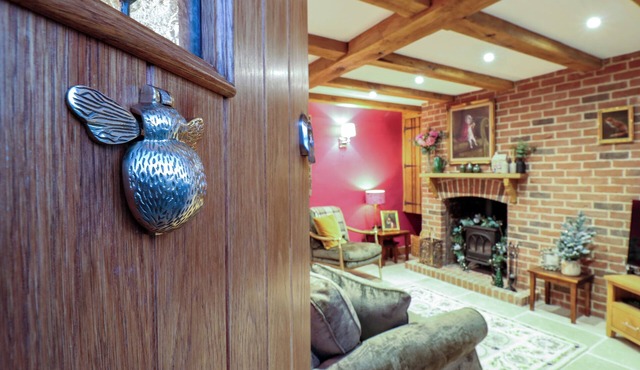 CURIOSITY COTTAGE, pet friendly, with open fire in Wendover