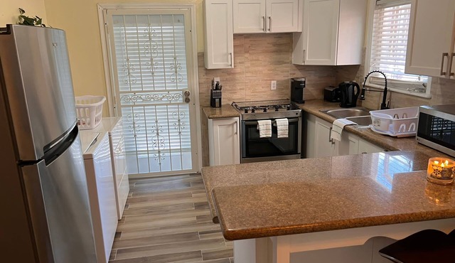 Cute, clean and cozy cottage. 5 minute drive from Junkanoo beach and Bay street.
