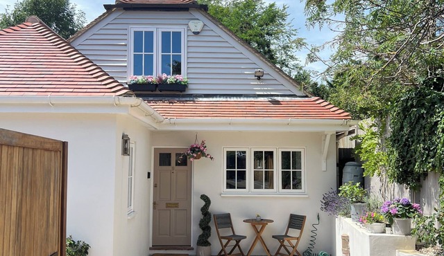 Cute cottage beside The River Thames & Hampton Court Palace