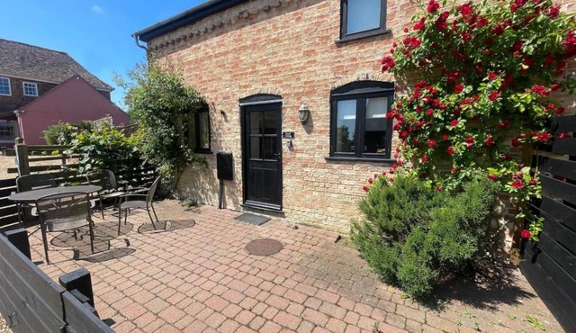 Cute Farm Cottage in quaint, peaceful village