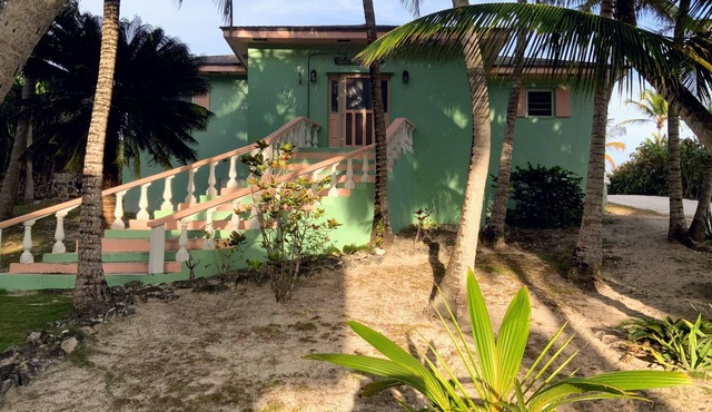 Da Villa Ocean Front Home, Luxury & Privacy on Pink Sand Beach