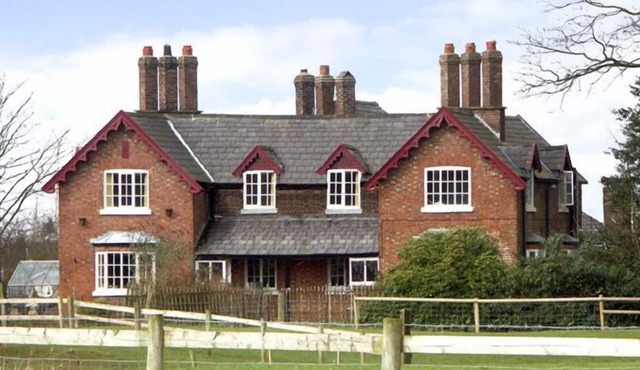 DAIRY APARTMENT 2, character holiday cottage in Tatton Park