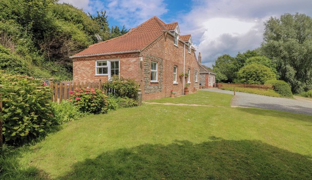 DAIRY COTTAGE, pet friendly, with a garden in Caister-On-Sea