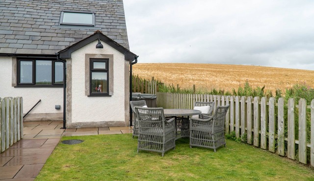 Daisy Cottage - One-bed cottage with hot tub, walk to the beach.