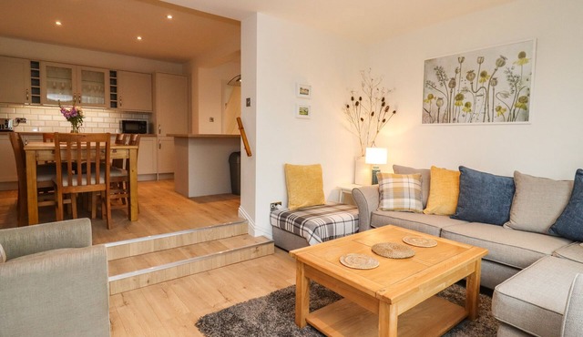 DELABERE ROAD, pet friendly, with a garden in Bishops Cleeve