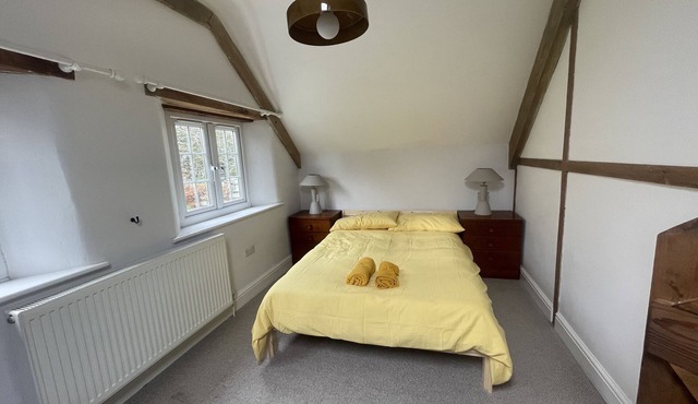Delightful 2 bed cottage near airport with Free Parking and Wi-fi