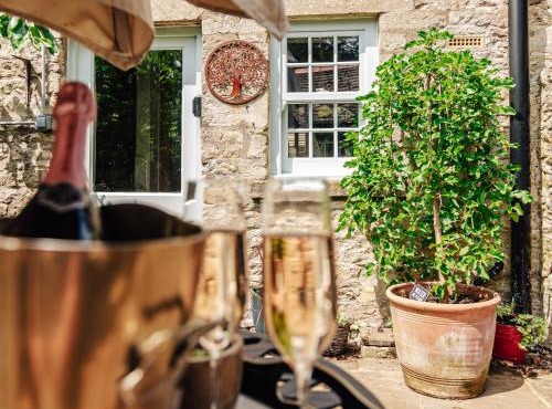 Delightful Cotswold Cottage for two, Log Burner, Garden & Dog Friendly