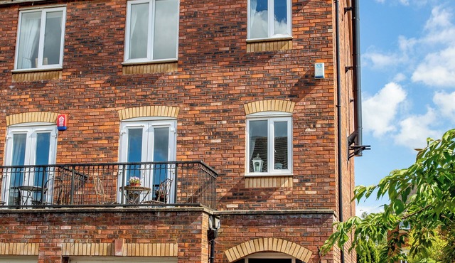 Delightful house in Stone, Staffordshire close to lovely canal side walks.