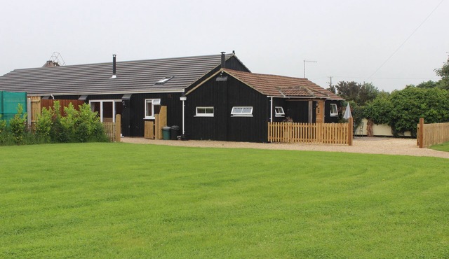 Delightful luxury rustic barn conversion nr New Forest & south coast.Sleeps 2/4