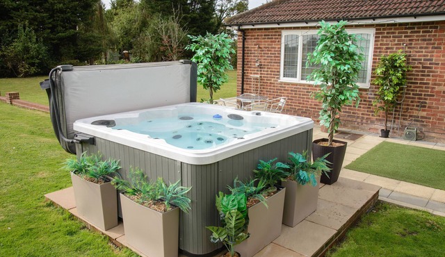 Deluxe 2/3 Bed Hottub Skytv