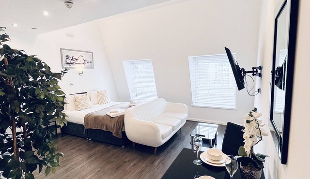 Deluxe King Studio- private en-suite with shower