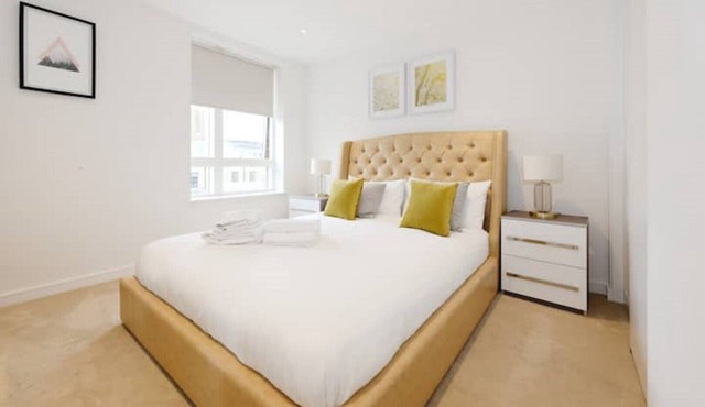 Deluxe One-Bedroom Kew Gardens