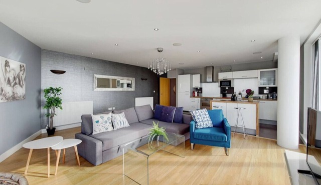 Deluxe three bedroom Apartment with river view