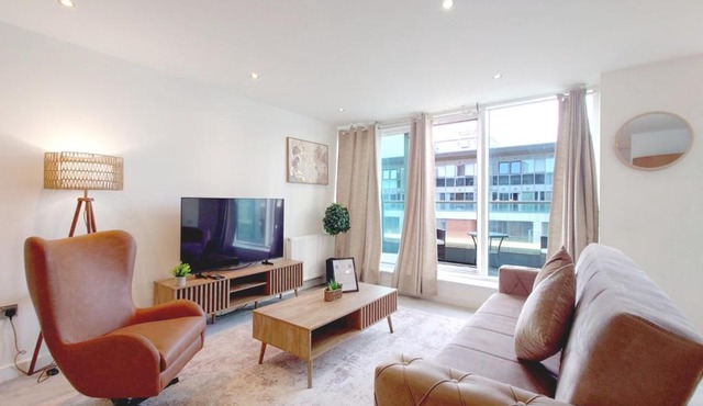 Deluxe Two Bed Apartment with River & City View