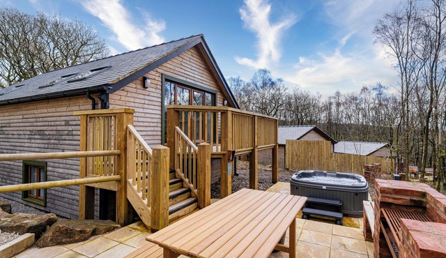 Derwent; woodland lodge for 6 with hot tub, BBQ, near Alton Towers.