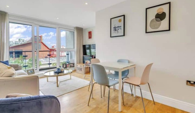 Designer 1 Bed Flat with Thames View from Balcony