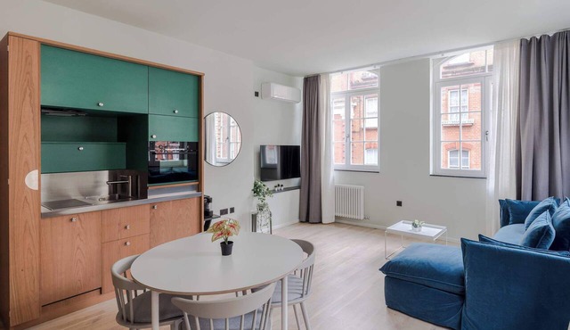 Designer 1BR Soho Apt | AC | Heart of West End