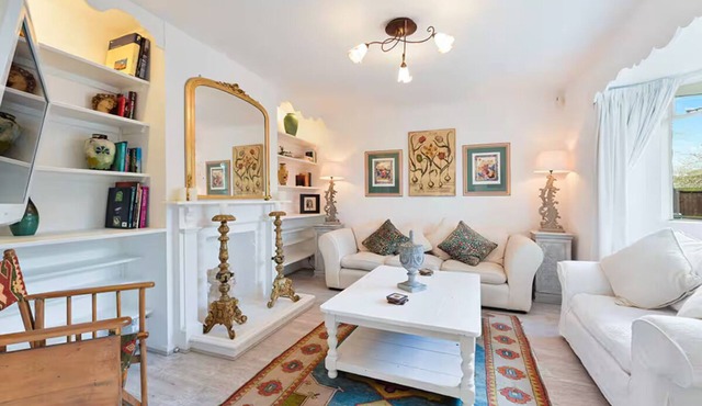 Designer Cottage with Parking - Esher Surrey - Pass the Keys