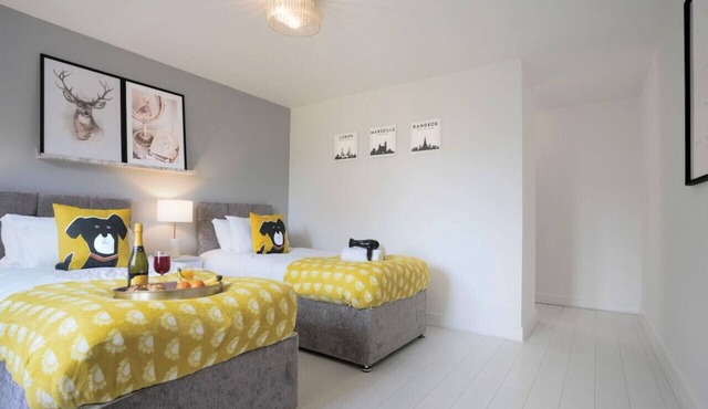 Detached 6 Bedroom House - Free Parking & FastWifi