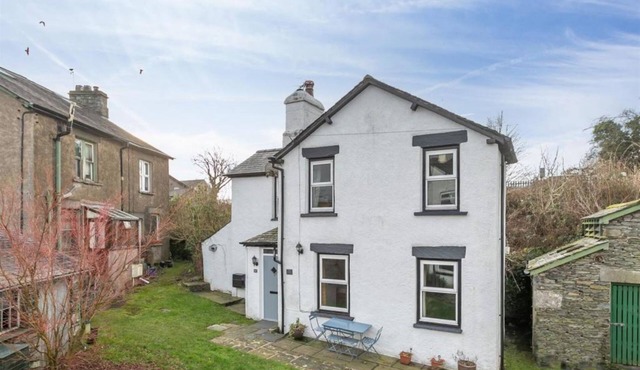 Detached cottage in the popular Lakeland village of Staveley, nr Windermere FREE WiFi