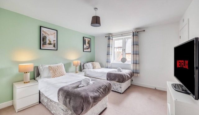Detached House Sleeps 8 Great Location Driveway Parking
