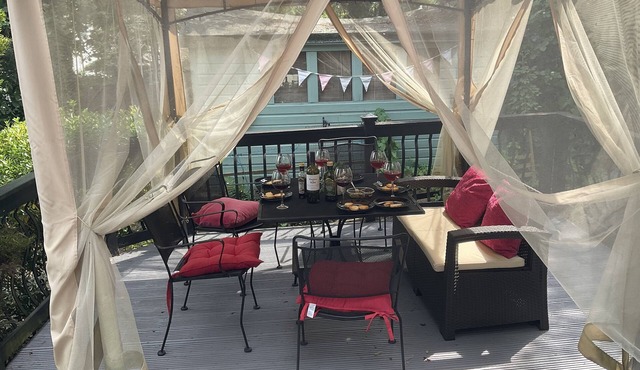 Detached House With hot Tub, Pool Table Gym, and Lovely Outdoor Eating Area