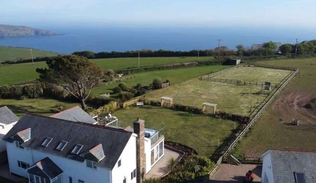 Devon House Hot Tub Sea Views & Family Fun